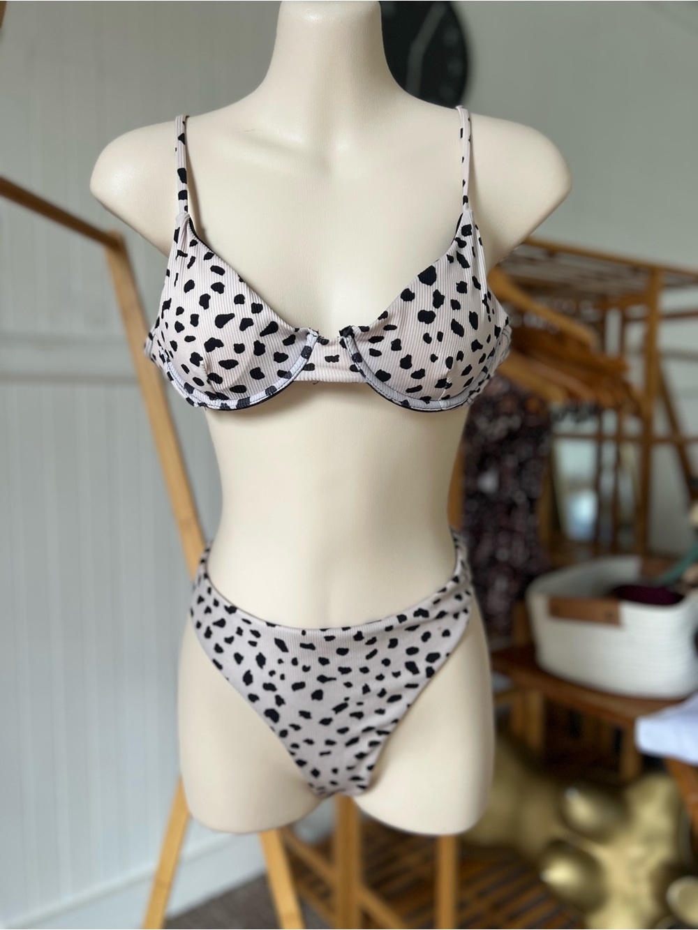Black Spot Underwire High Cut
Bikini Set
